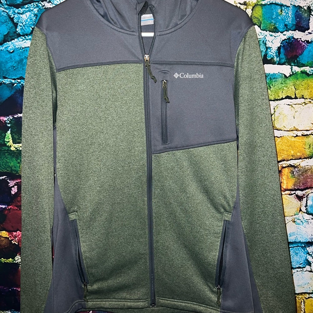 Unisex Columbia zip up hooded jacket size small